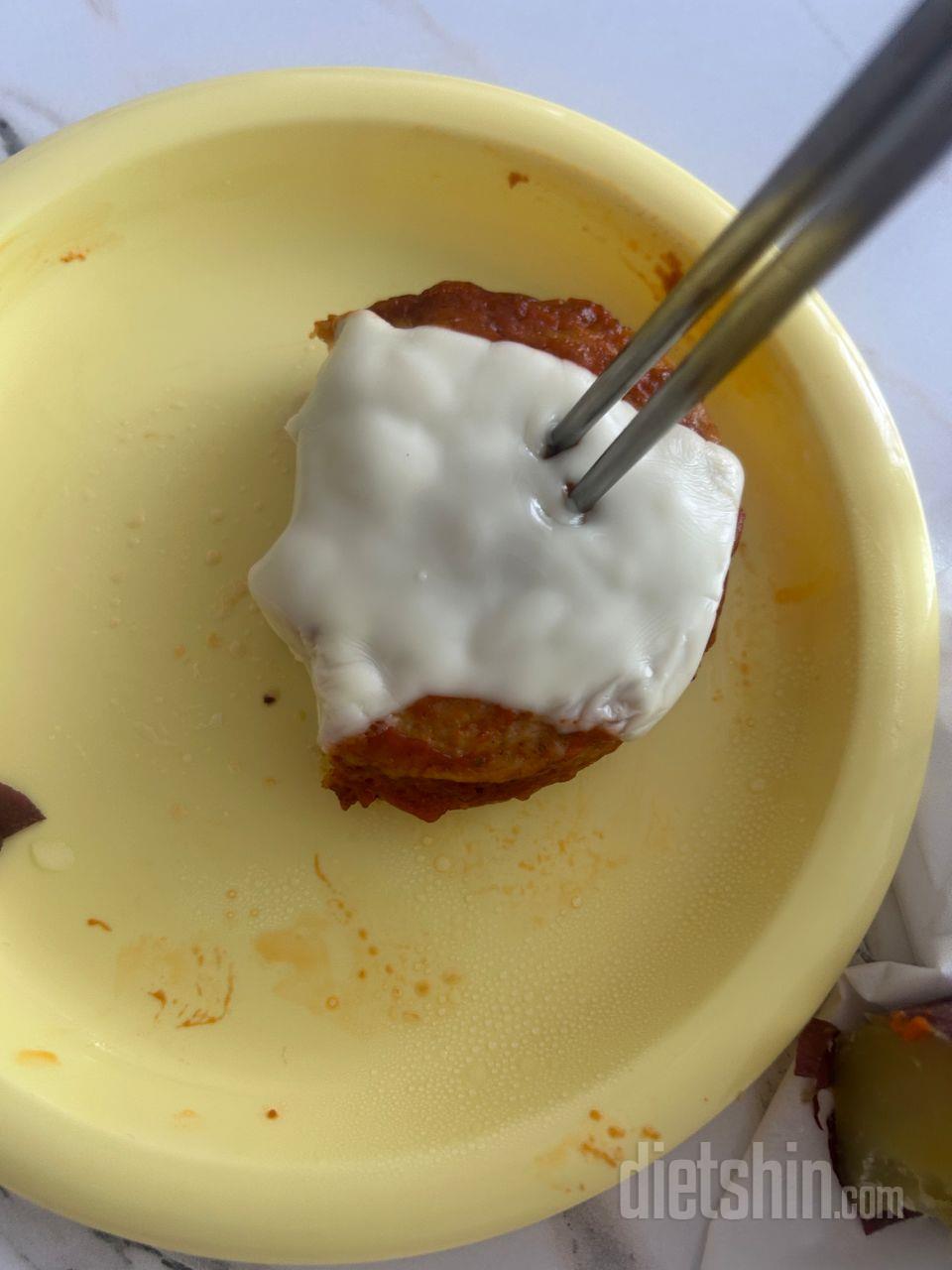 치즈까지 올렸더니 든든합니다. 맛있고