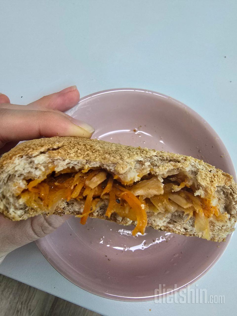 신기하게 고로케맛이 나네요ㅎㅎ 빵부분