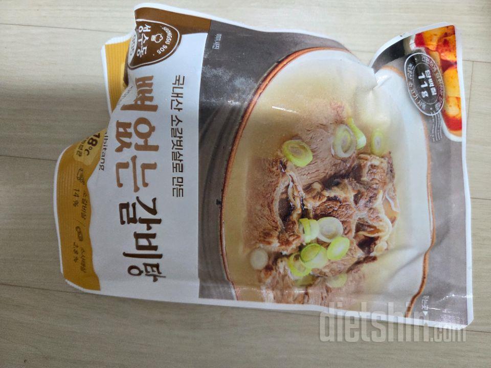 갈비탕에 고기도 많이 있고 맛도 파는