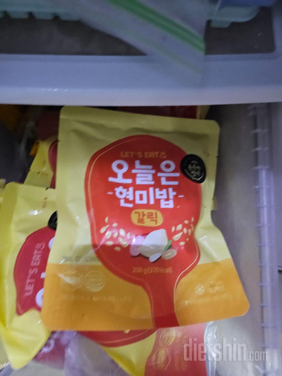 갈릭볶음밥 하나가 터져서 내용물이 쏟