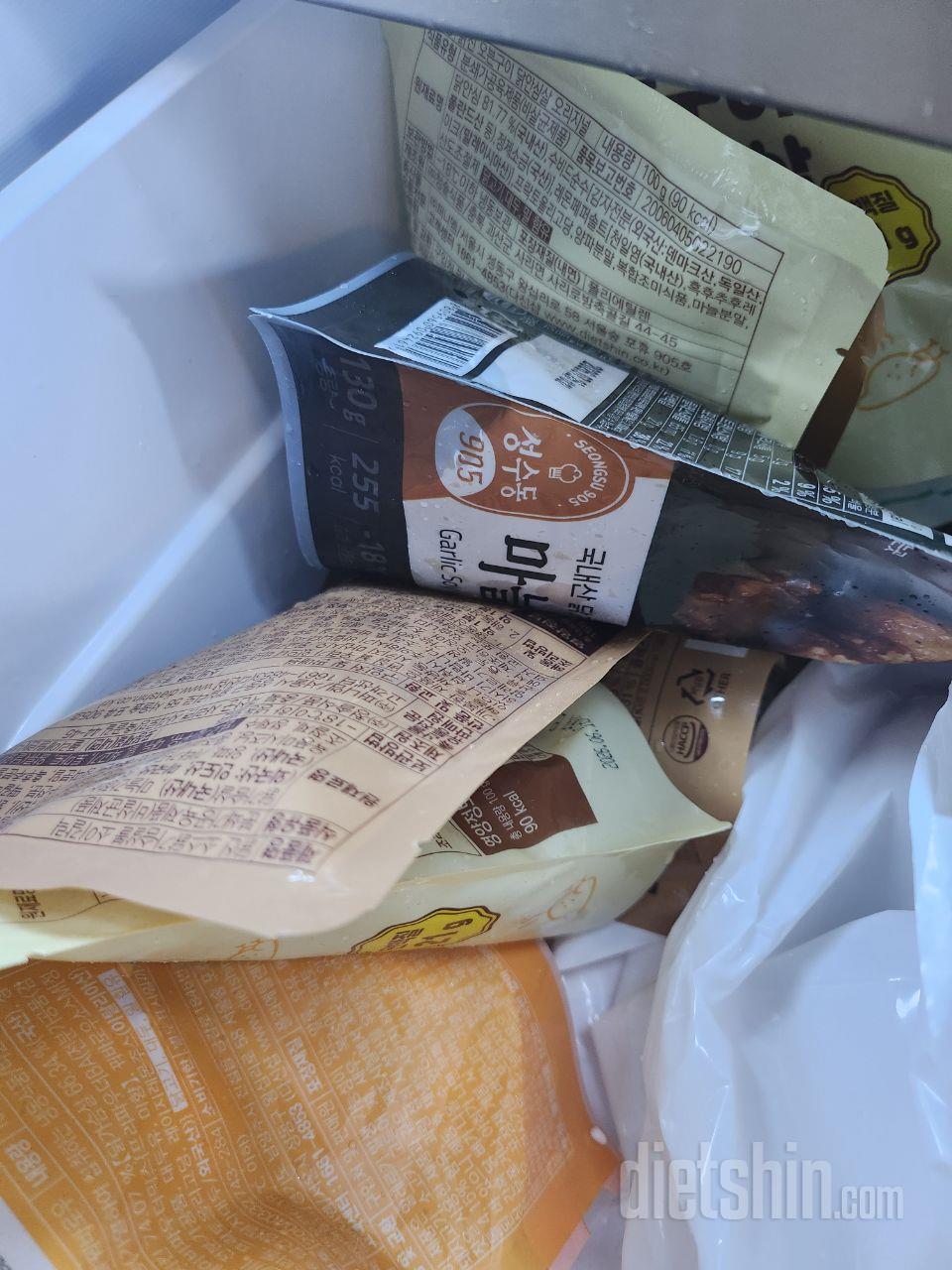 아이스박스에 얼음하나
싹다 녹아왔네요