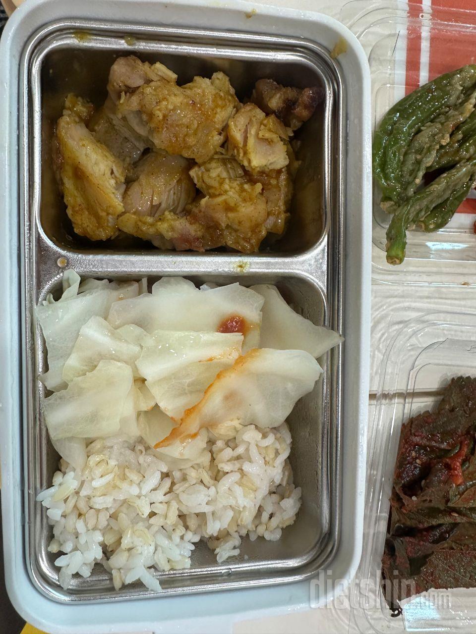 샐러드 현미밥 과 함께 먹고있어요
매