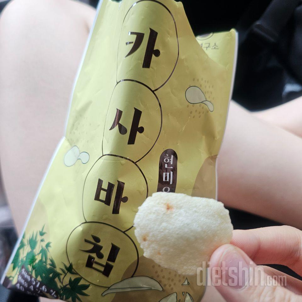 곤약팝콘은 이에 좀 붙고 짠편이에요ㅠ