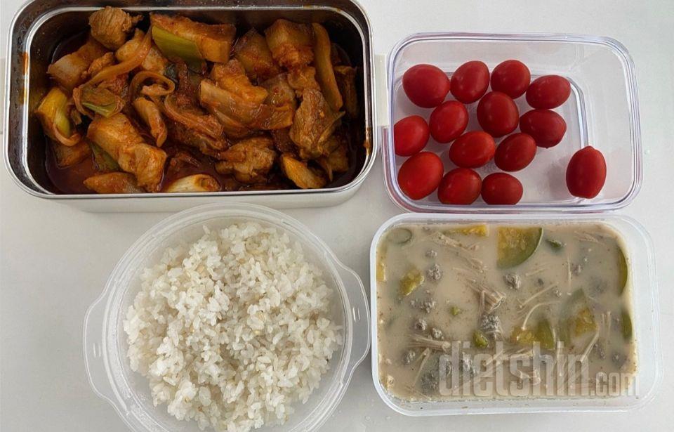 도시락을 엄청 영양감 균형 맞춰서 챙