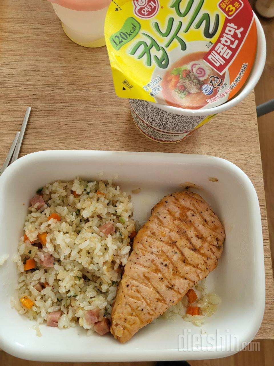 주먹밥과 김밥을 점심용 도시락으로