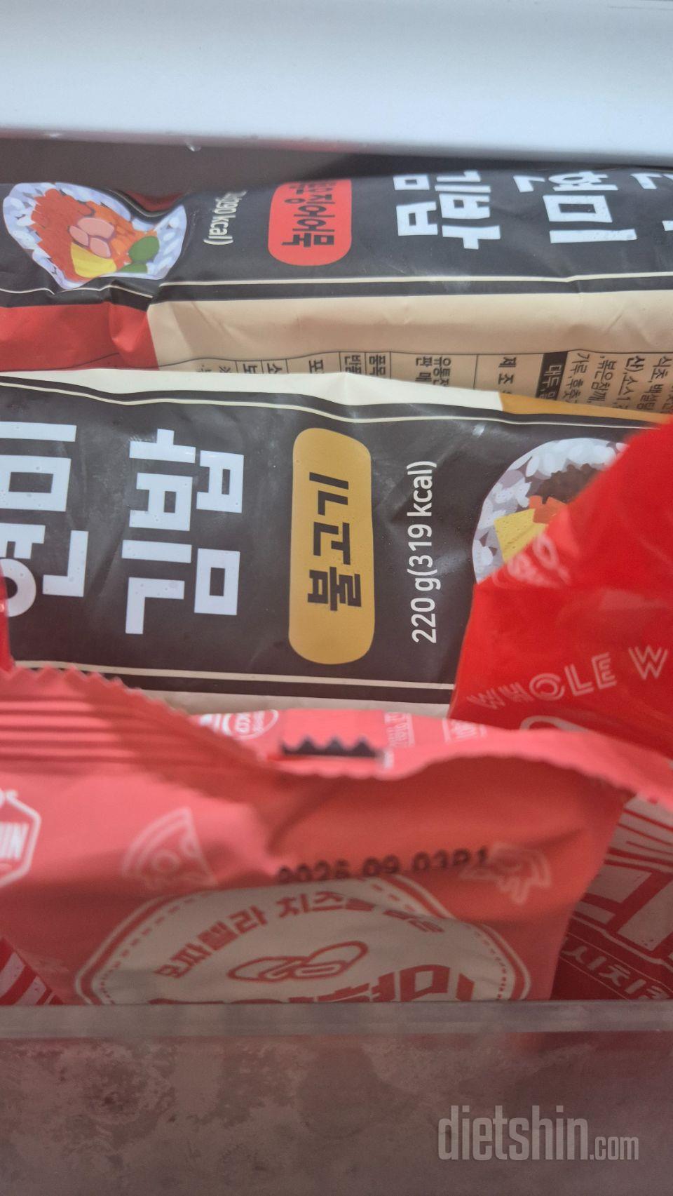 냉동실 가득 쟁여두었습니다..
배고프