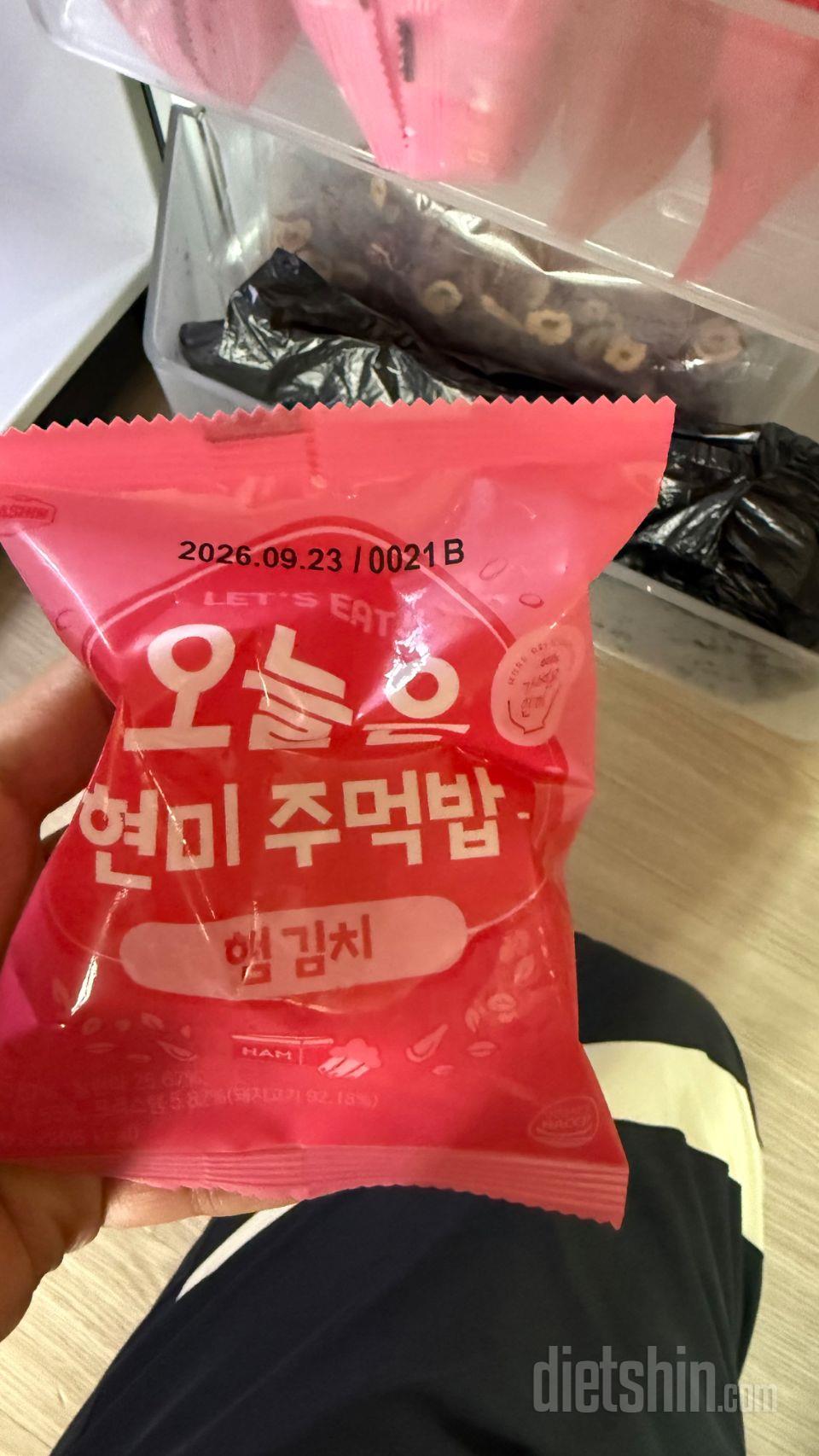 아침에 항상 먹는 주먹밥이네요. 
다