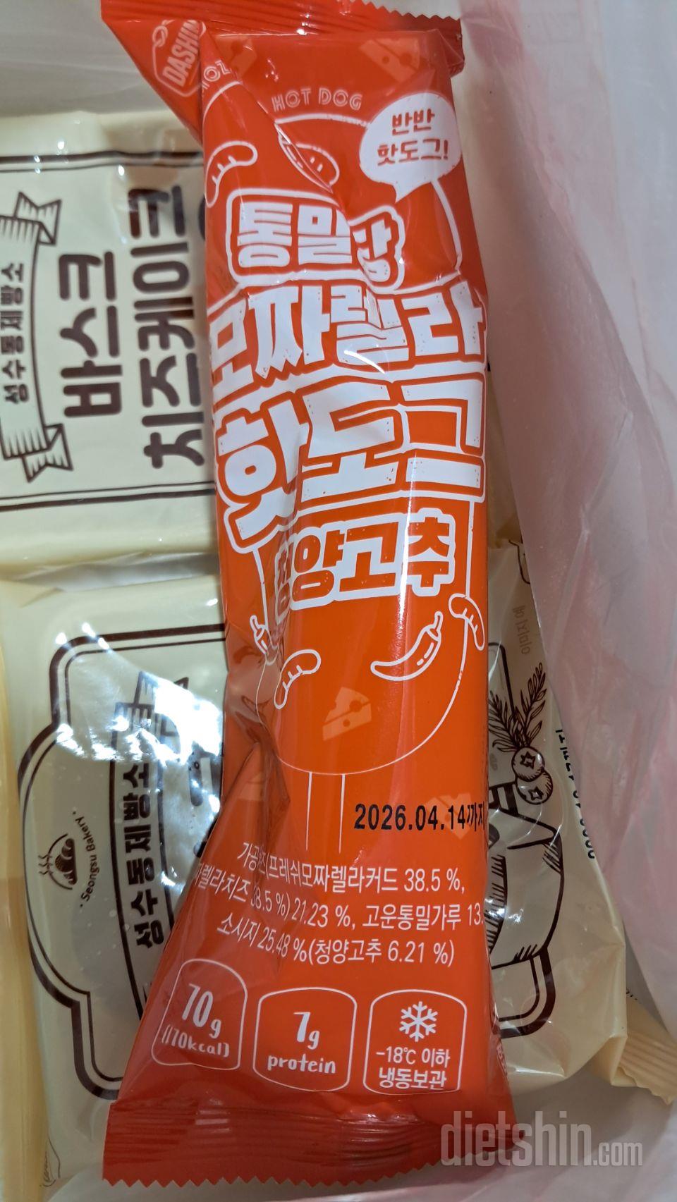 모짜렐라 핫도그 1입 받았습니다. 평