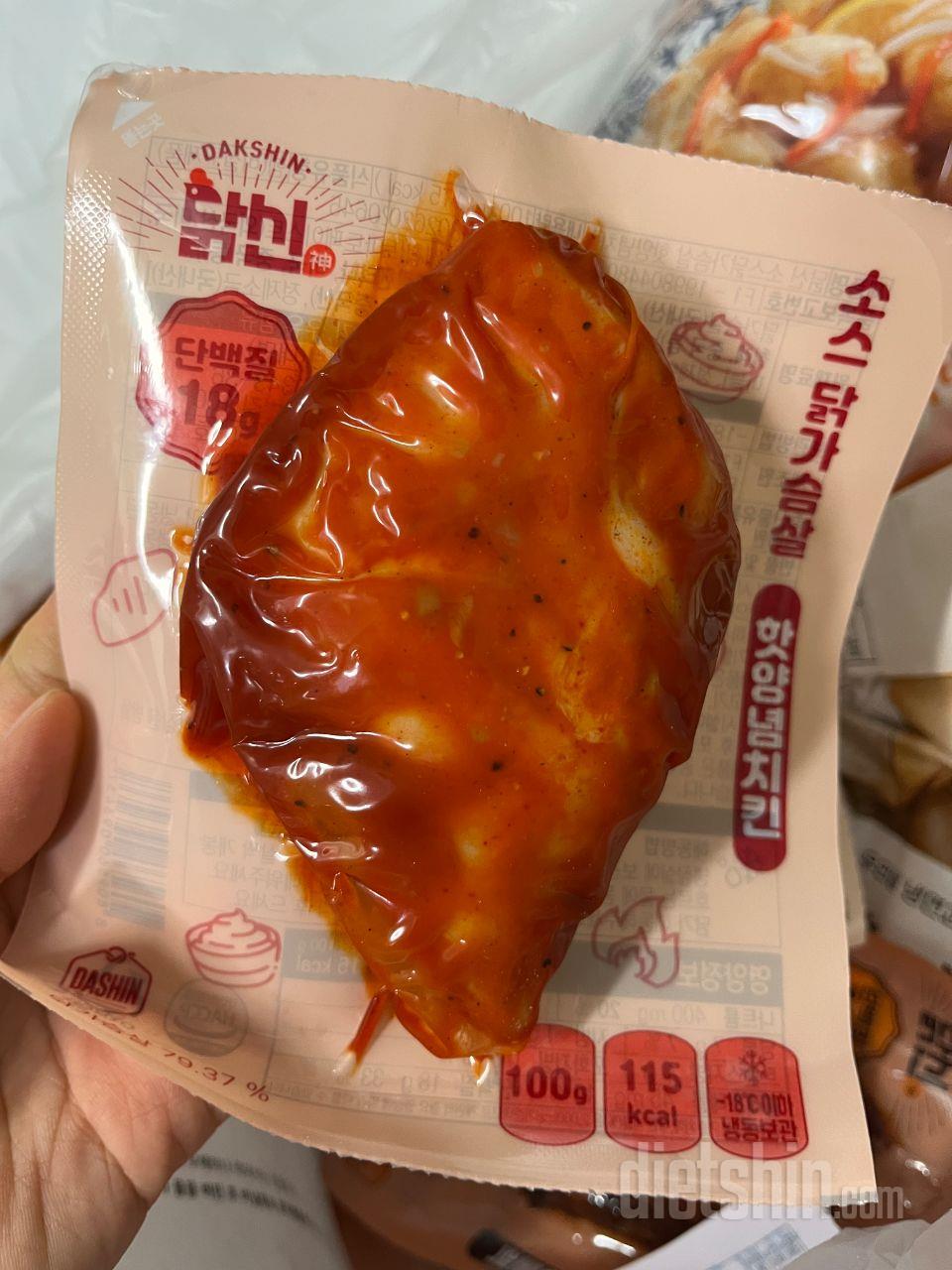 저는 닭가슴살 중에 소스닭가슴살만 먹