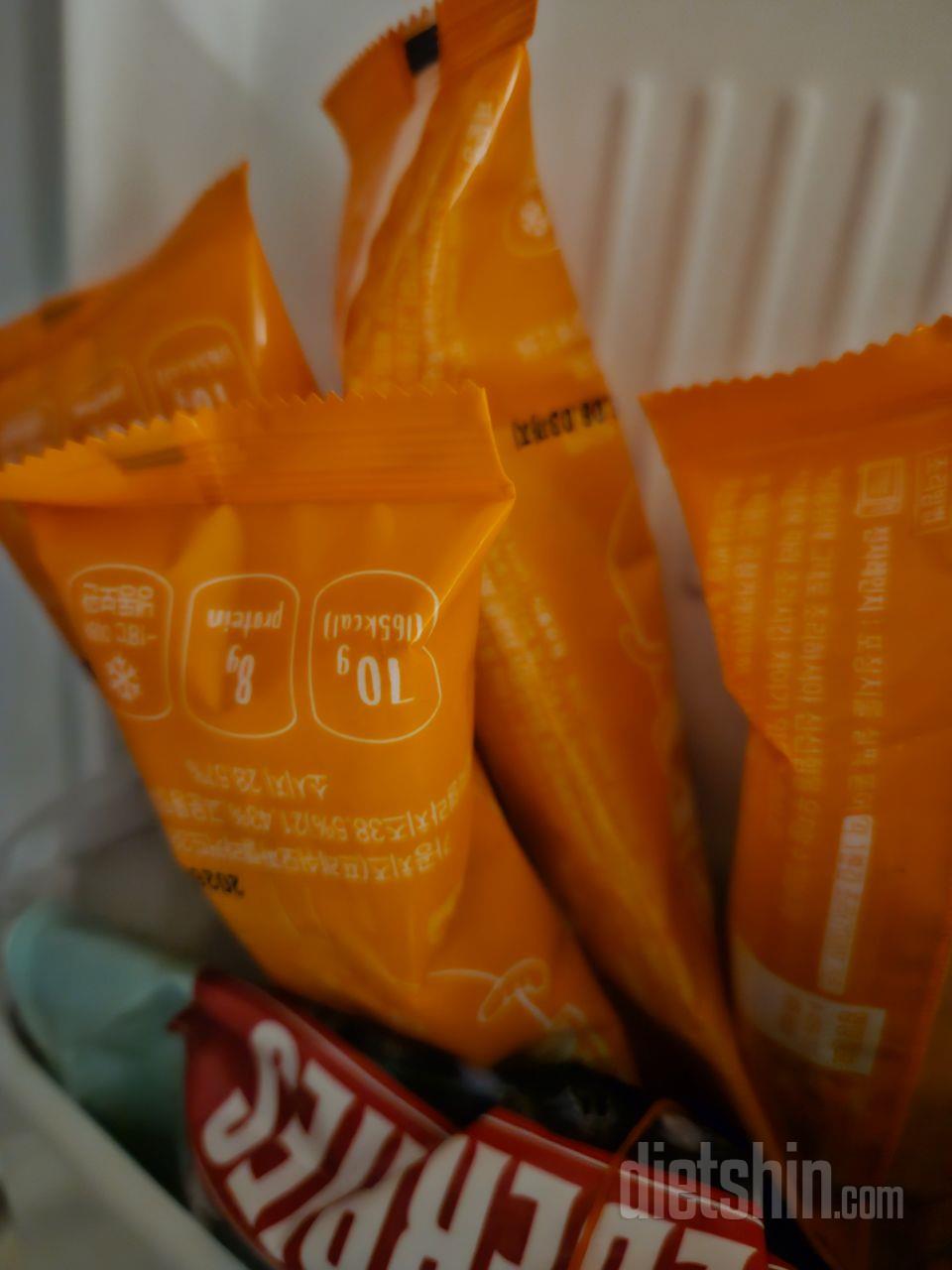 진짜 핫도그같지만 소세지가 좀..