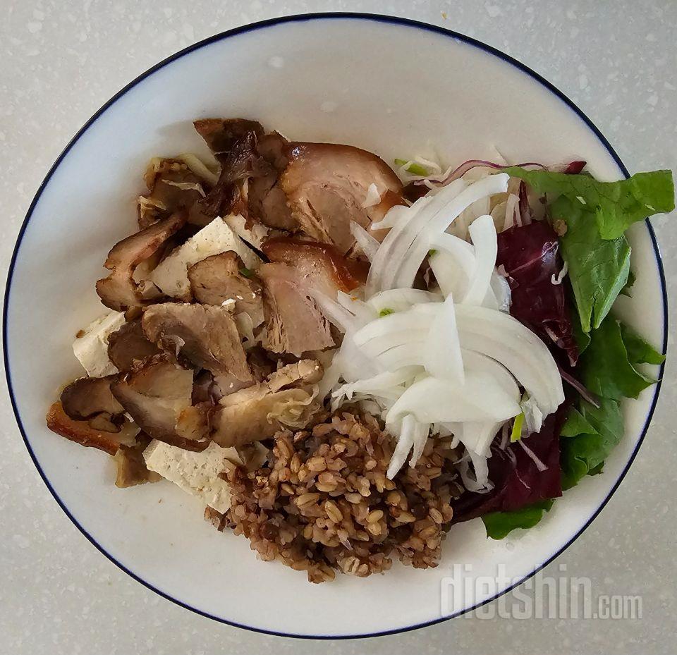 족발을 혼자 먹기에도 좋은 양이고 맛