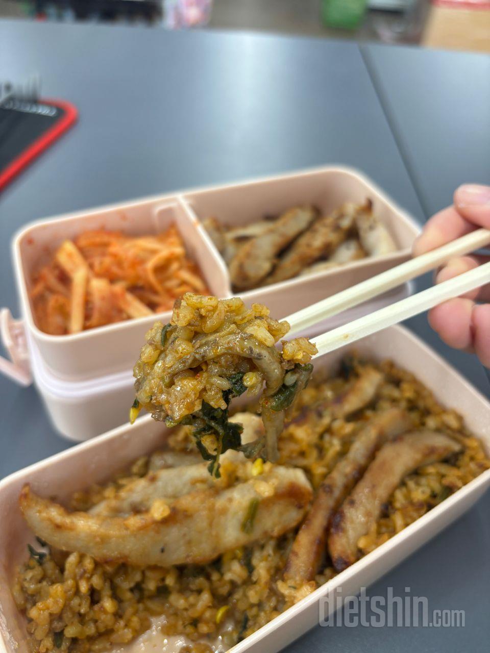 항정살이랑 무생채랑 같이 먹으니까 밥