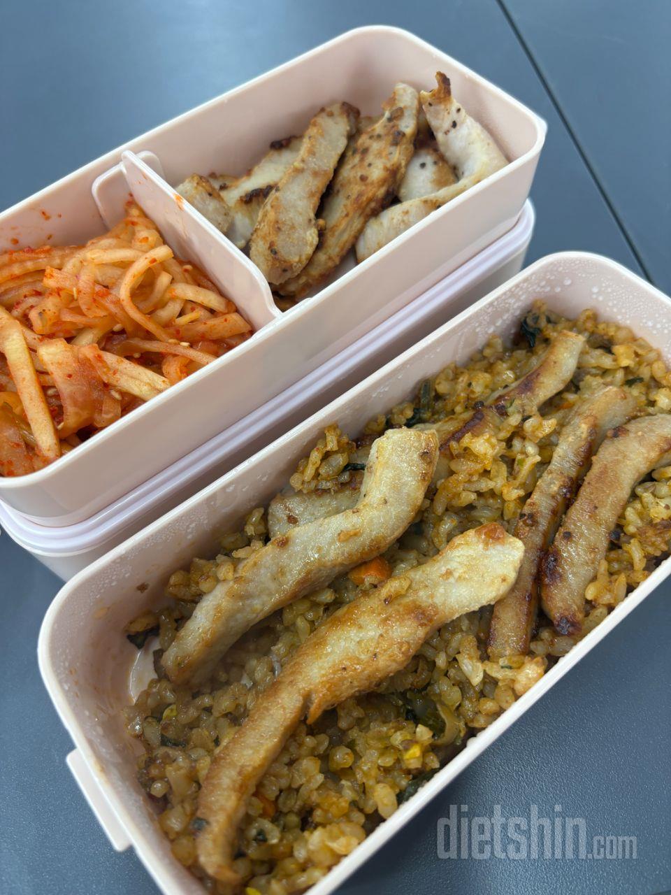 항정살이랑 무생채랑 같이 먹으니까 밥