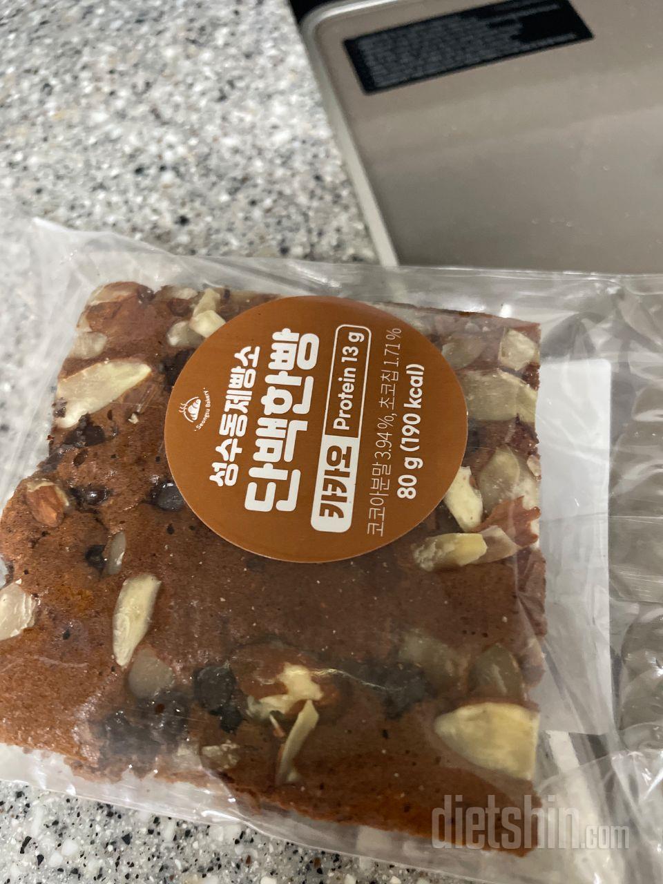 달지않고 담백하니 맛있어요.