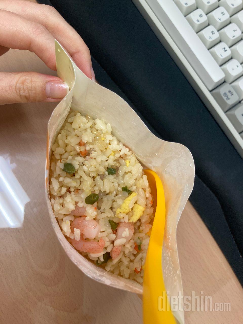 회사 점심시간에 먹고 있는데 너무 맛