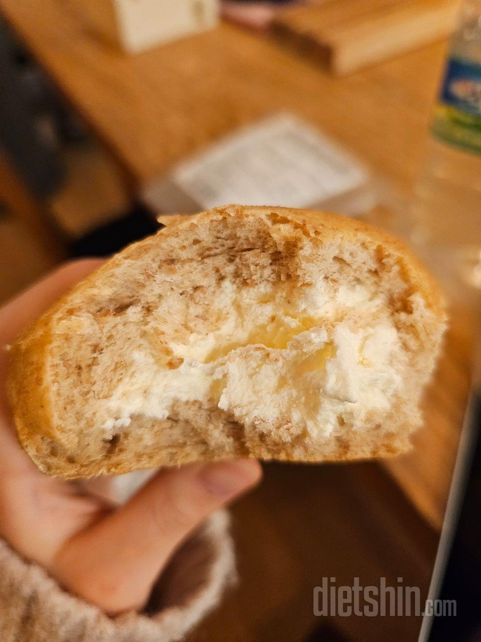 다른 크림빵들은 매번 먹다가 크림이