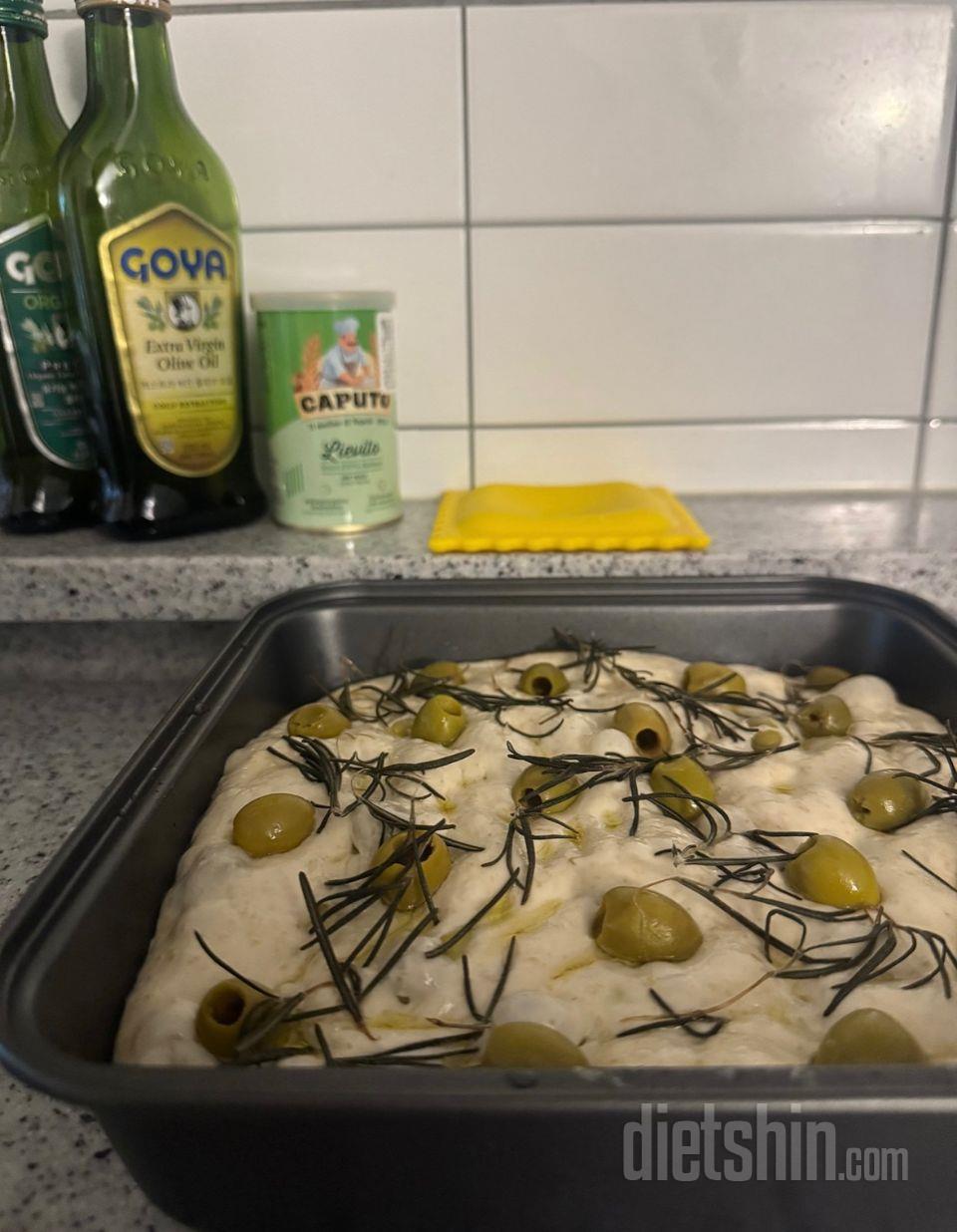 밥을 아래다가 깔고 그 위에 샐러드를