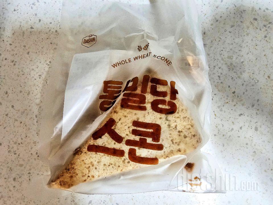 제가 스콘에 딸기잼 발라 먹는 걸 원