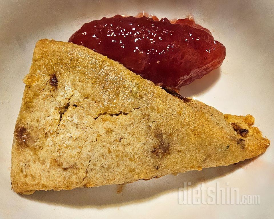 제가 스콘에 딸기잼 발라 먹는 걸 원