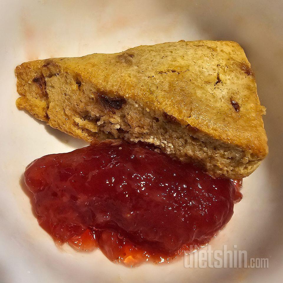 제가 스콘에 딸기잼 발라 먹는 걸 원