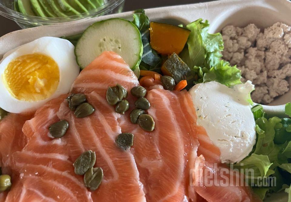 요즘 샐러드를 많이 먹는데 특히 연어