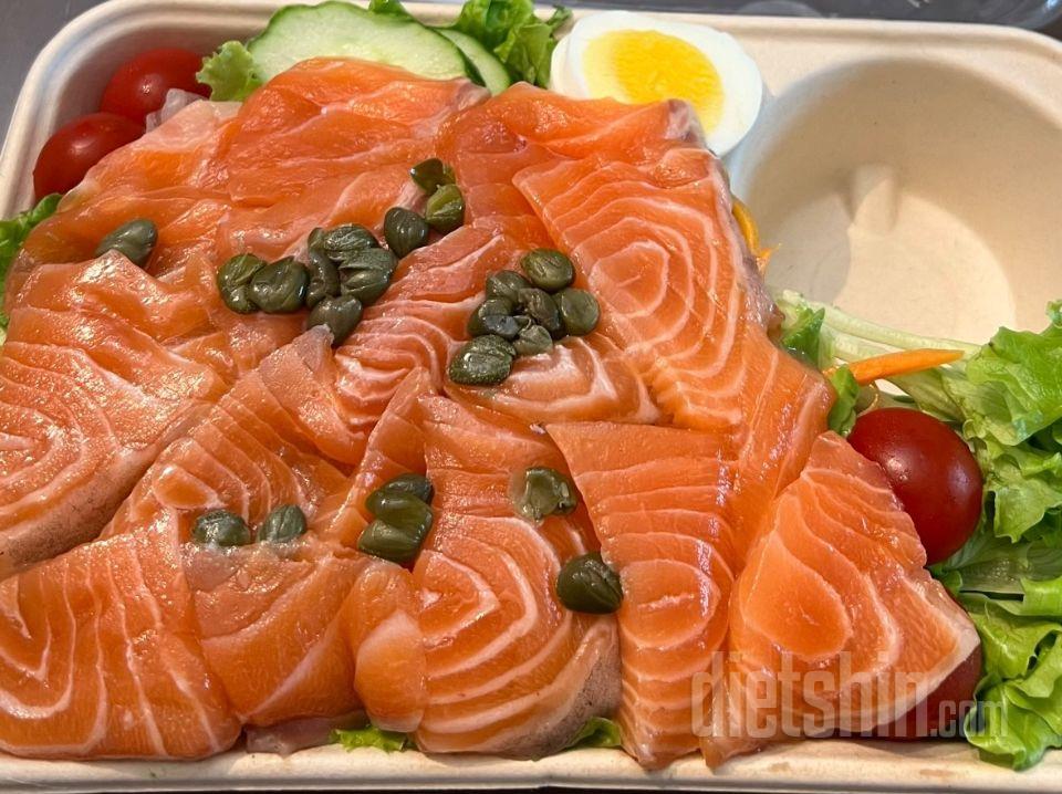 요즘 샐러드를 많이 먹는데 특히 연어