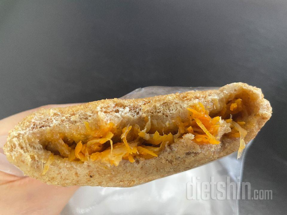 통밀이라 고소하고 매콤한 맛은 살짝