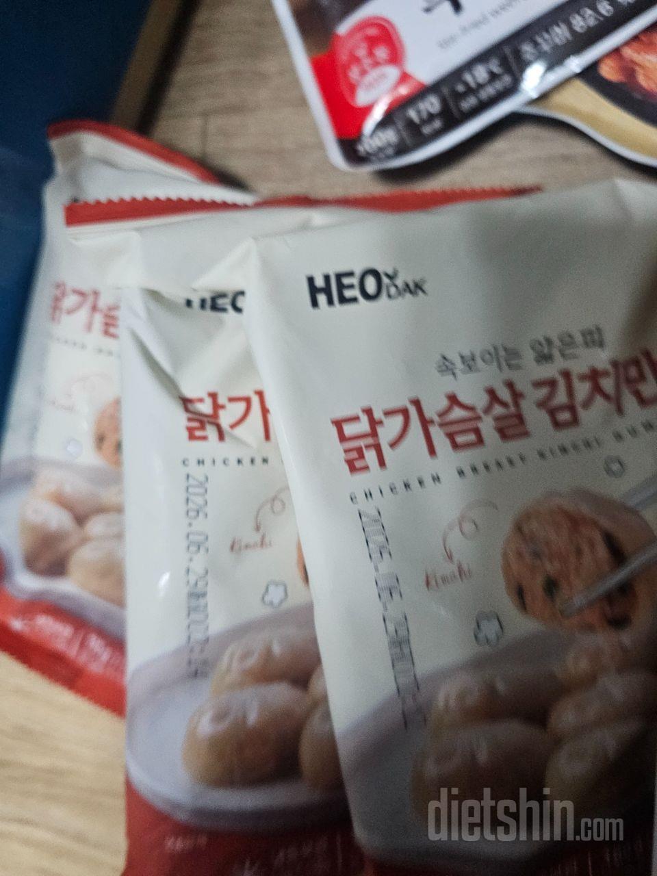 다신샵. 밥과 간식을 먹고있어요.
첨