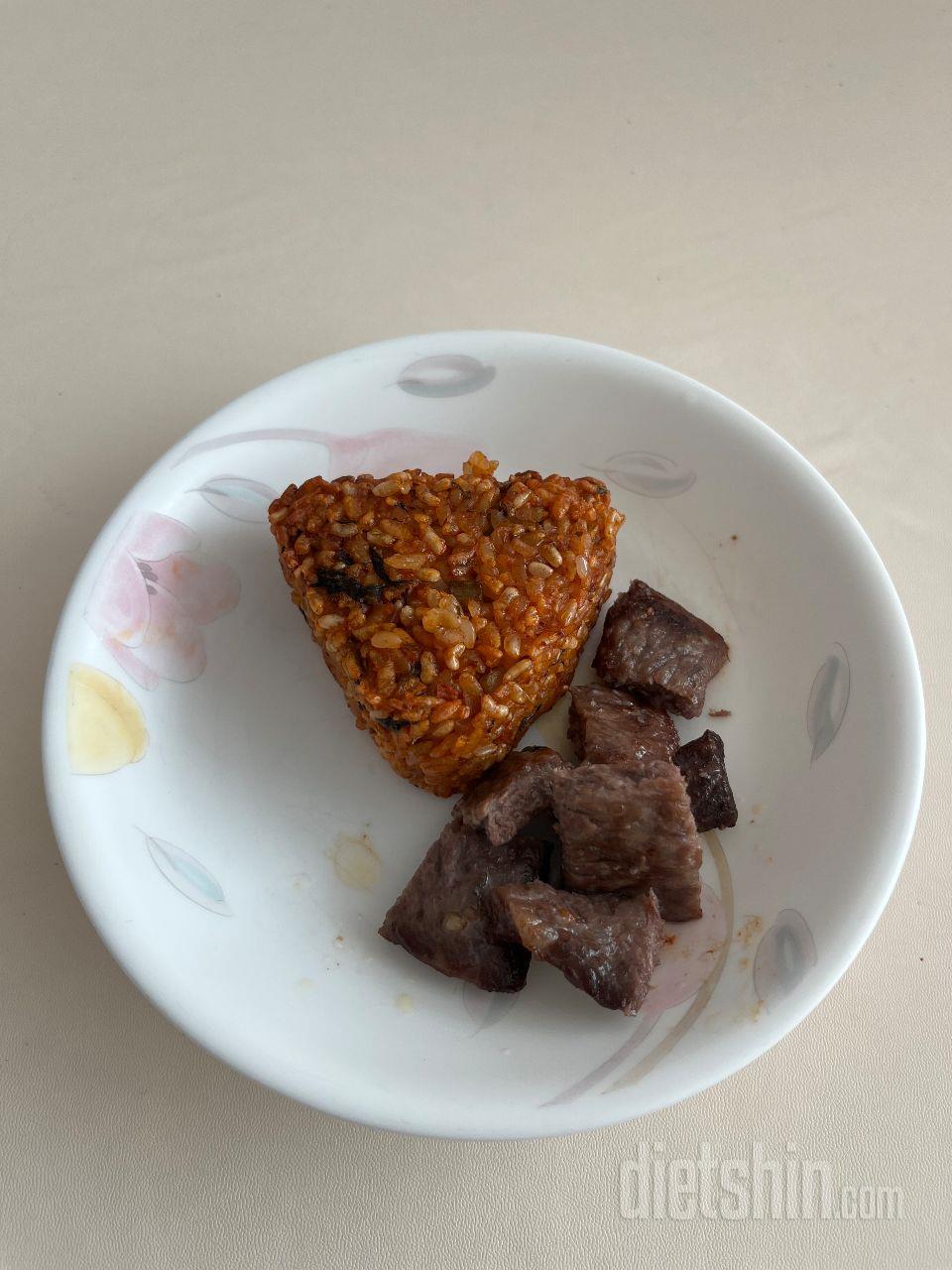 평소에 밥에 고기 먹는 거 좋아하는데