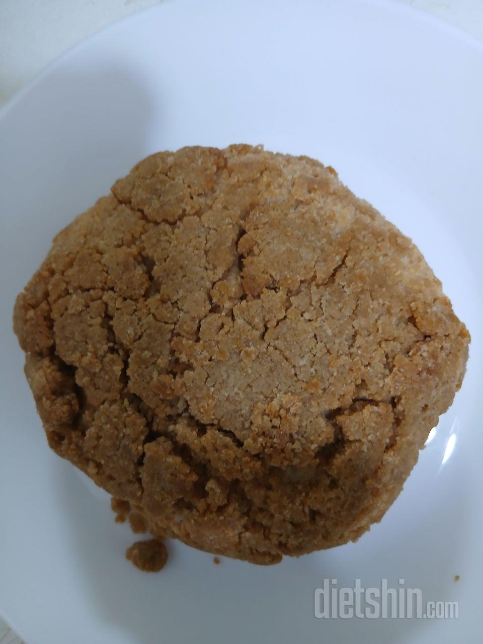 고소한 통밀에 땅콩 부스러기가 너무