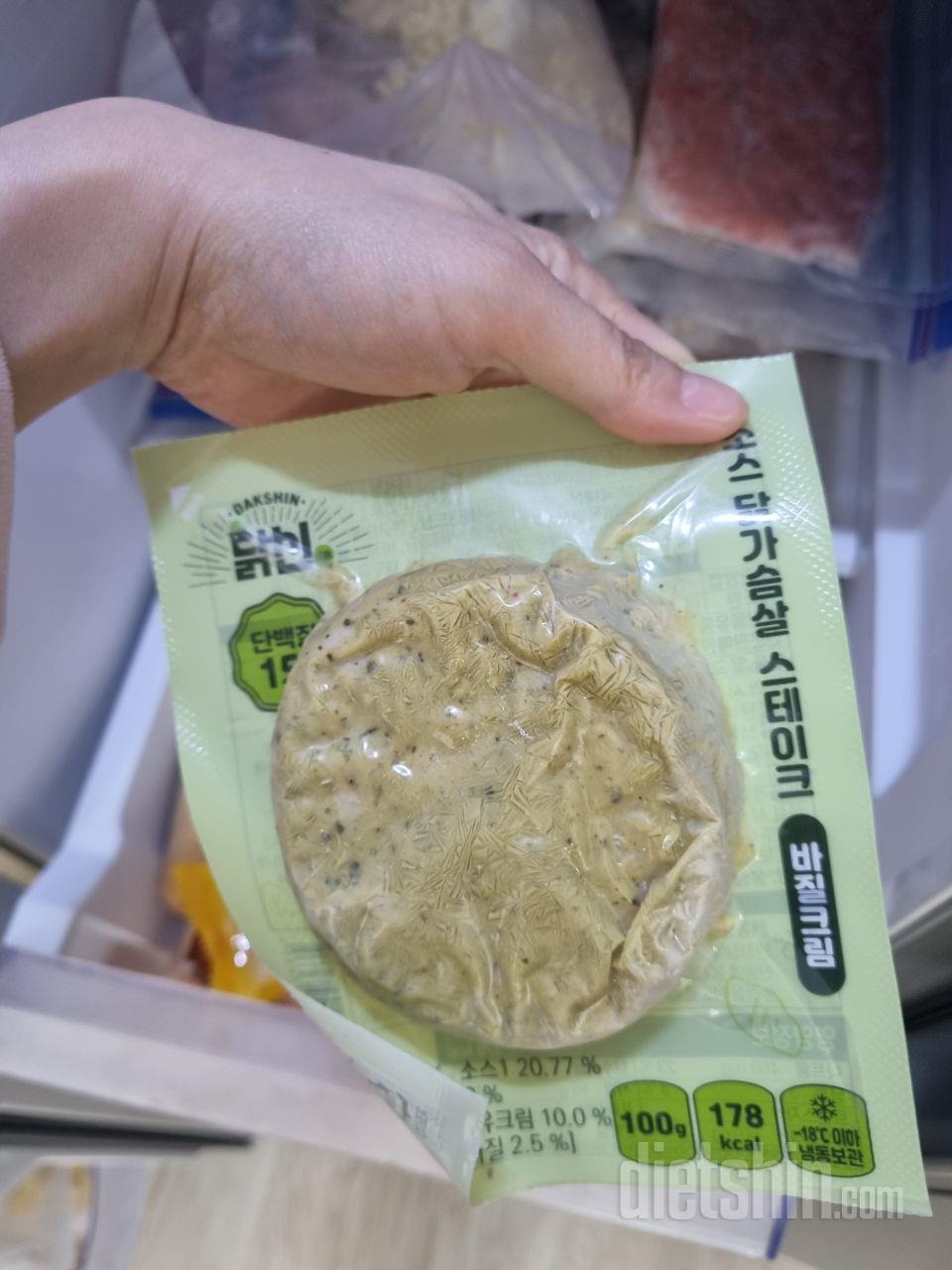 매일 여기서 산 닭가슴살이랑 샐러드