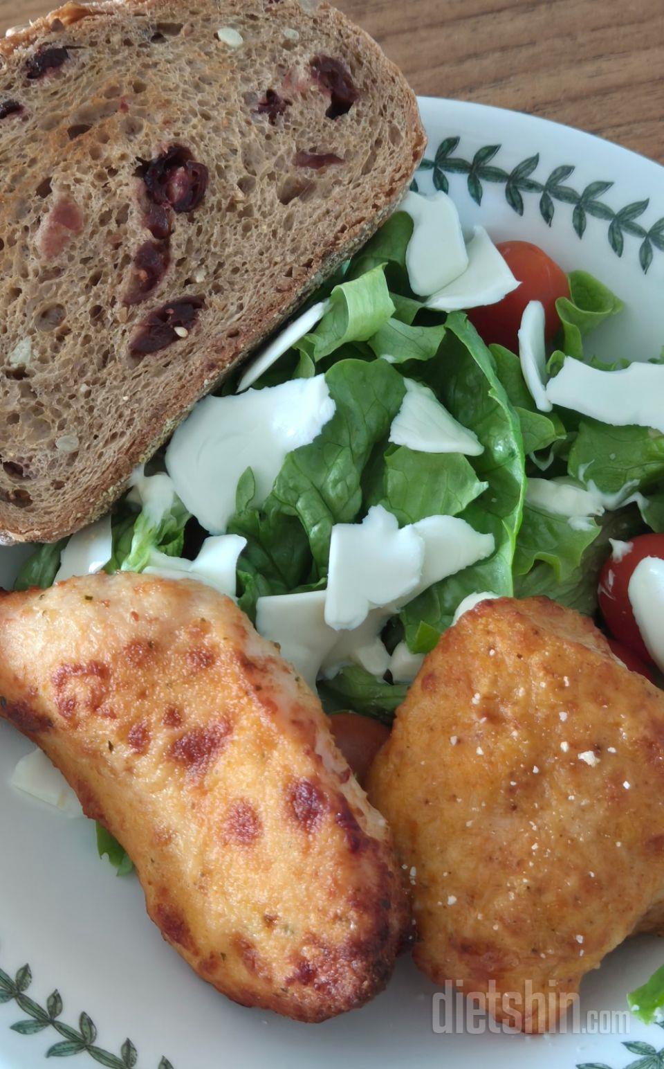 크런치제품 대박이에요
샐러드랑 궁합