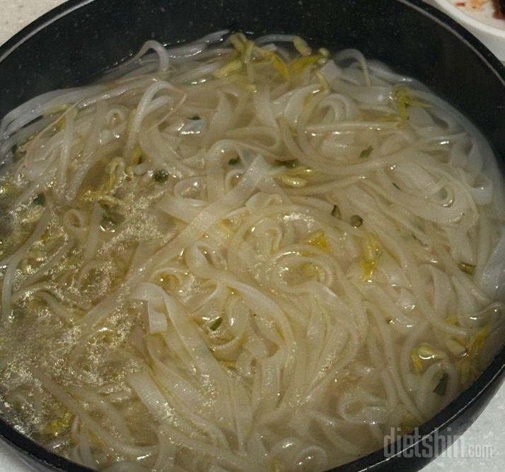 쌀국수에 현미밥+닭가슴살볼도 좋고 계