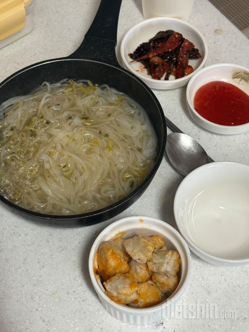 쌀국수에 현미밥+닭가슴살볼도 좋고 계