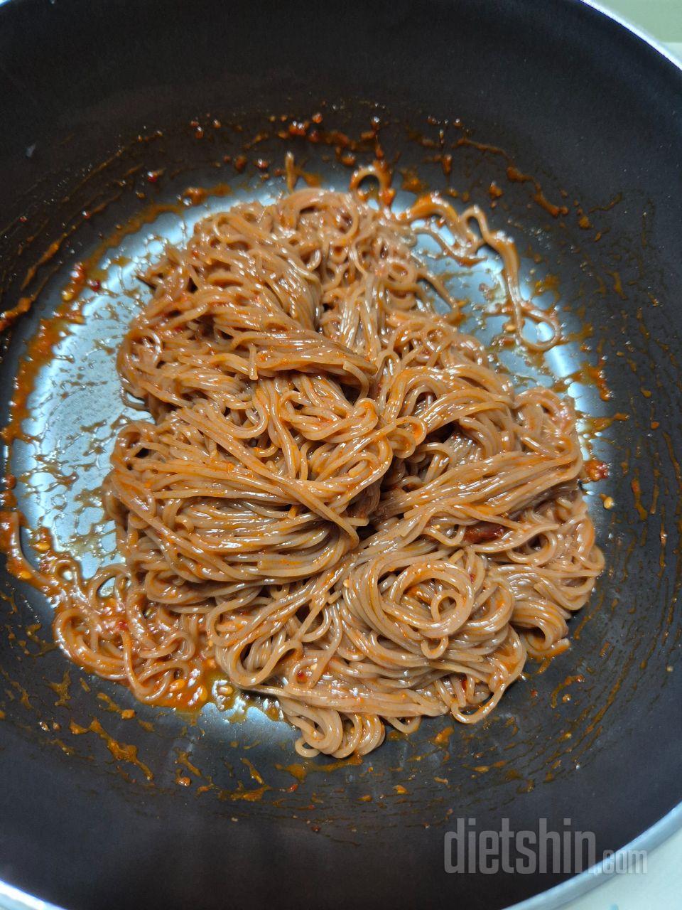 흑미비빔면 불지 않고 맛있네요
담엔