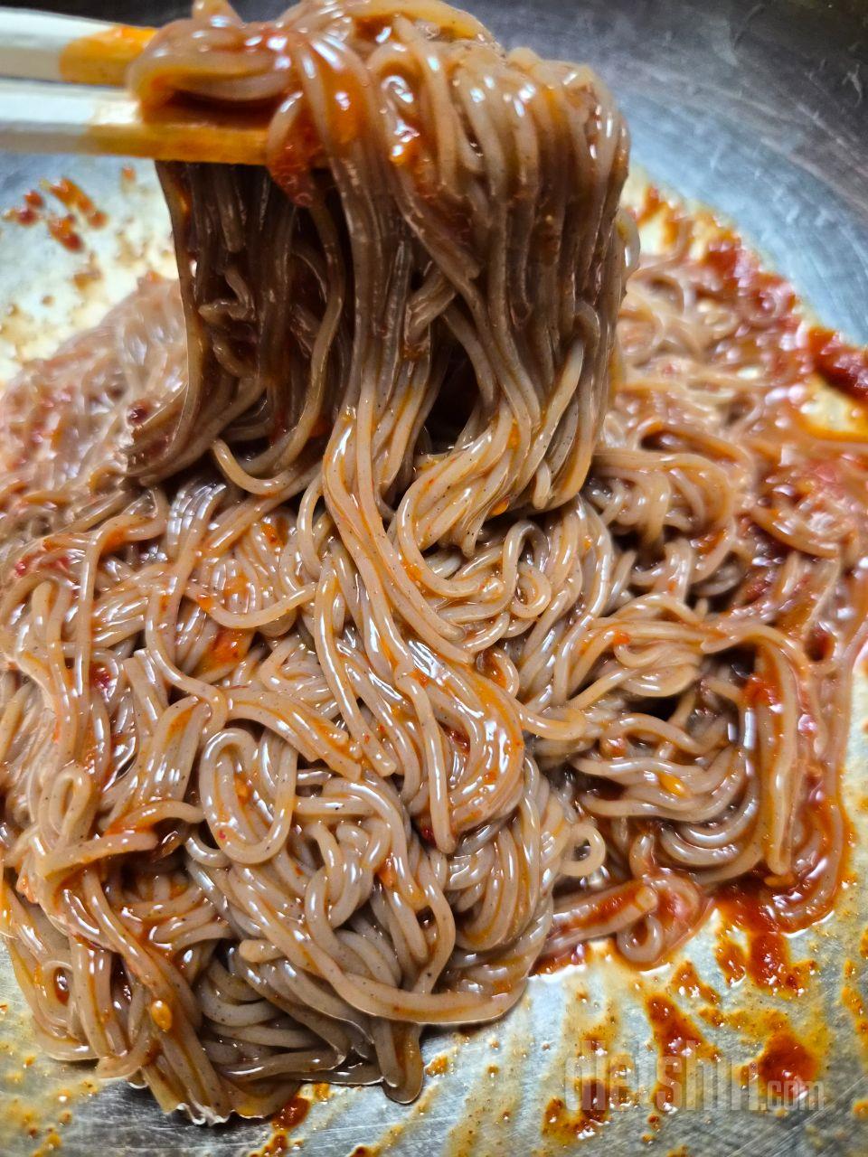 소스랑 흑미면발이 들어있는데 냉동된