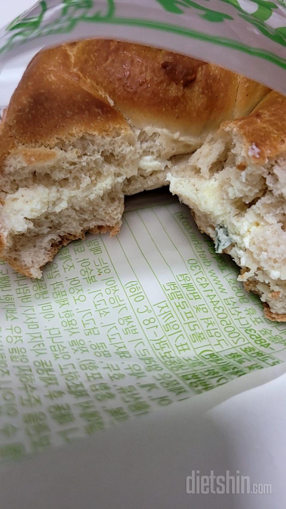 대파크림치즈만 먹어봤는데 빵이 질기지