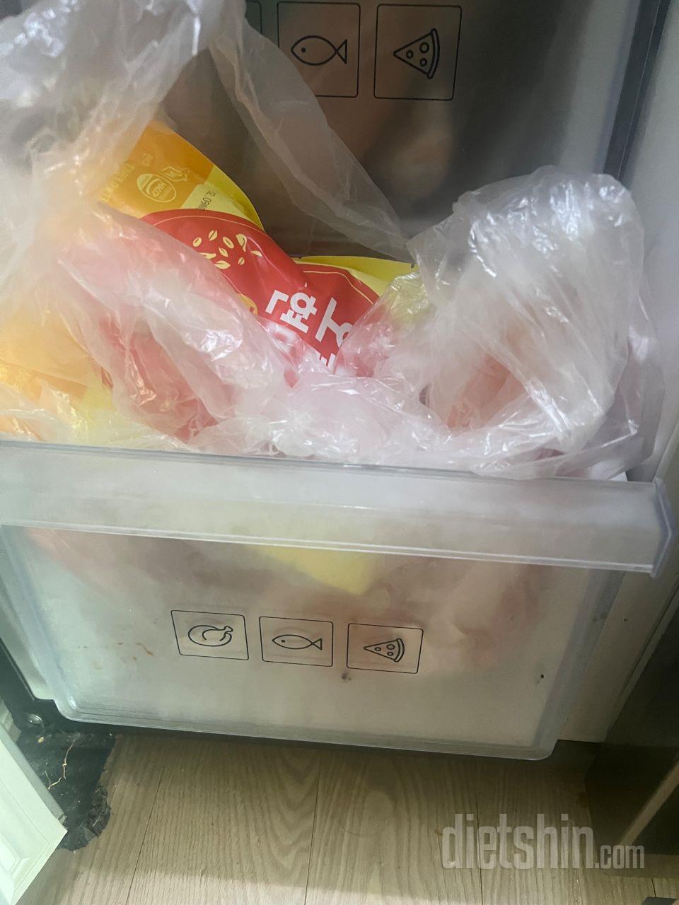 냉동실 한칸이 한달치 식량으로 꽉 찼