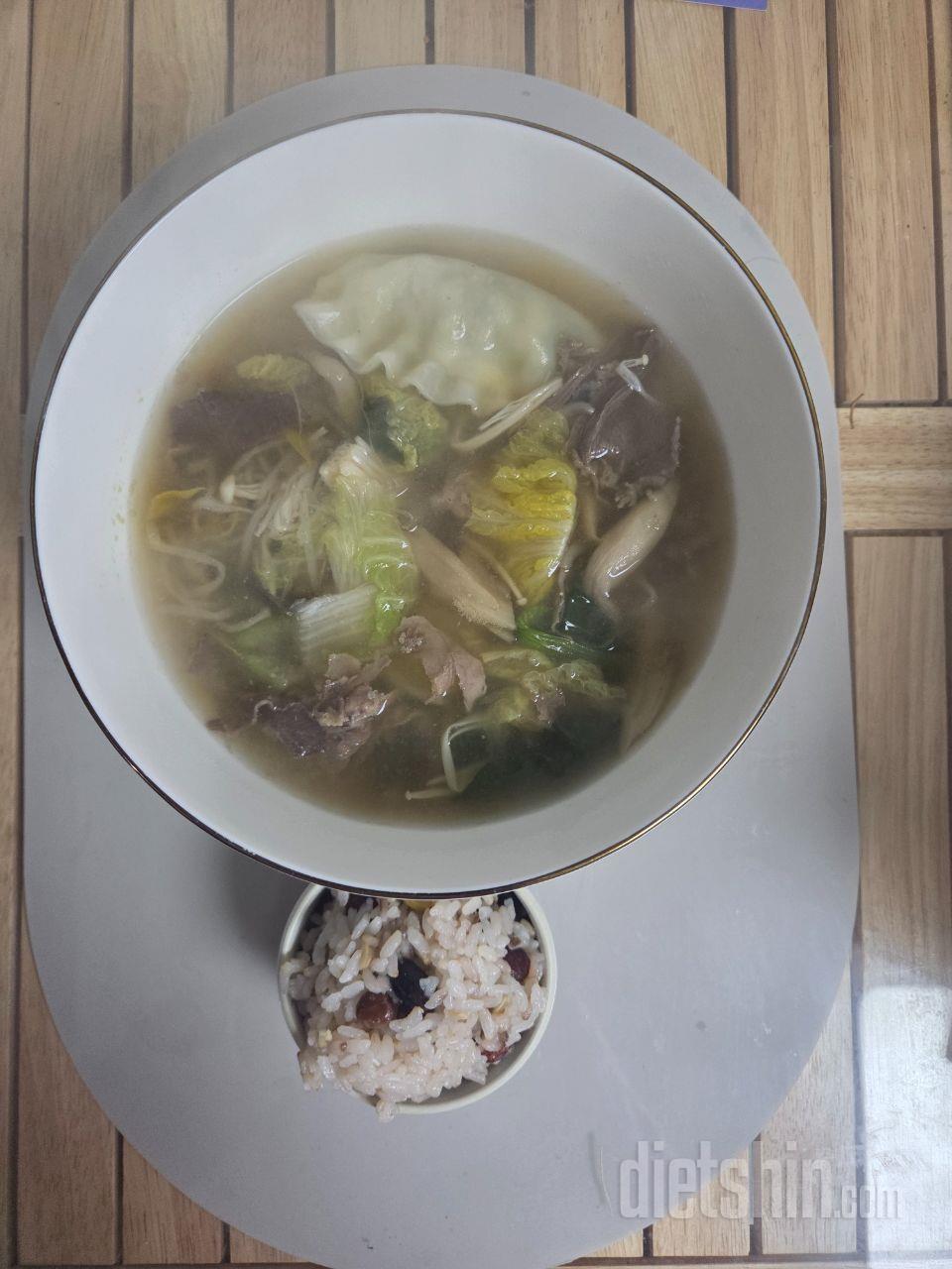 한끼 든든히 먹기 좋네요 만두 1개와