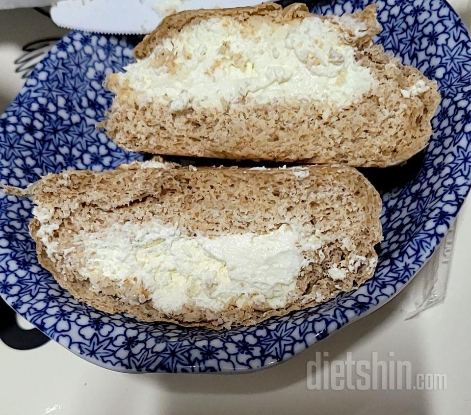 지름은 9.5센티 정도입니다
빵은 통