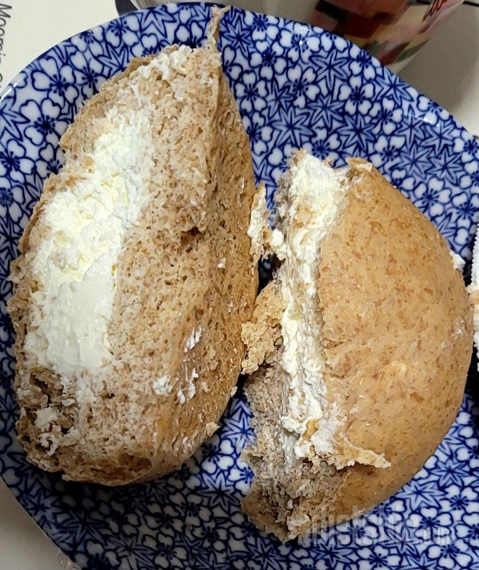 지름은 9.5센티 정도입니다
빵은 통