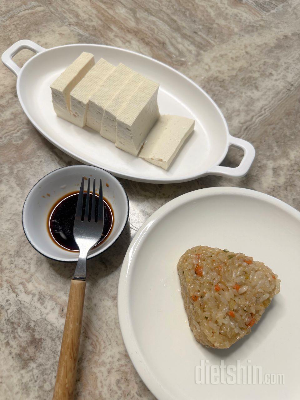 몇 년째 계속 주문하는 주먹밥이에요.