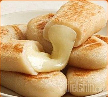 통모짜 떡말이 진짜 맛있어요.
두유한