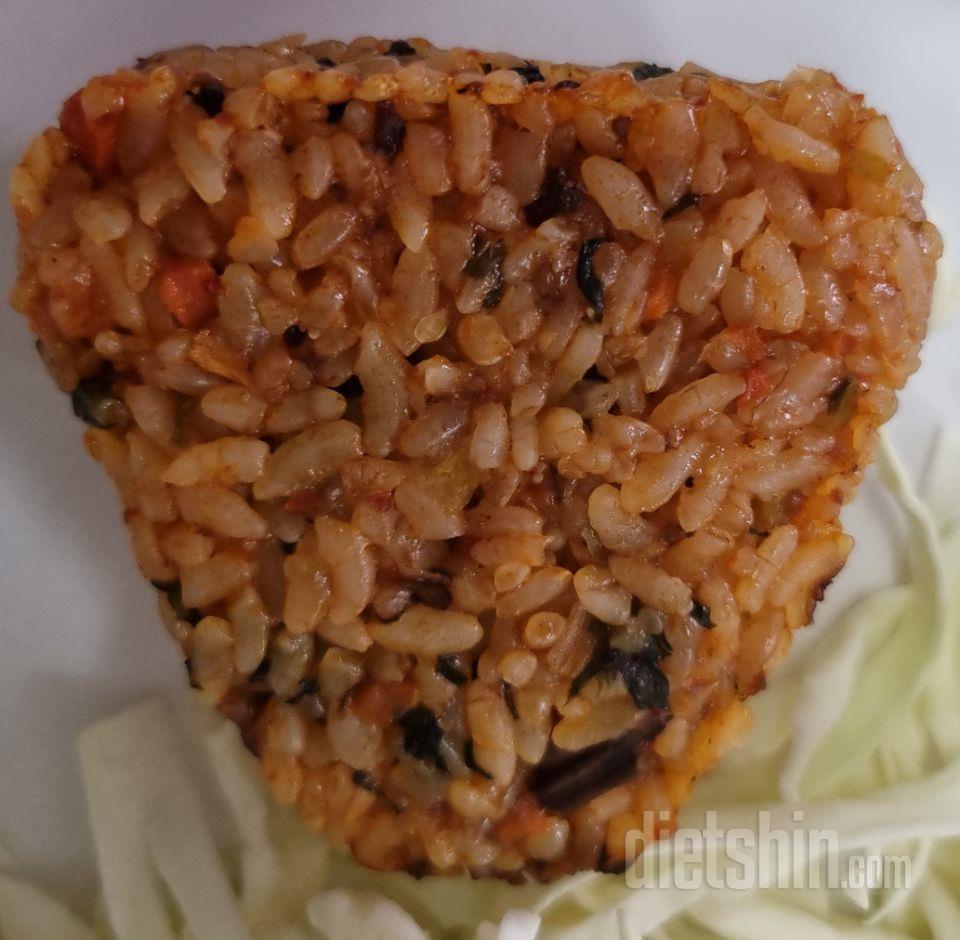 현미 주먹밥으로 점심 식단 관리 중입