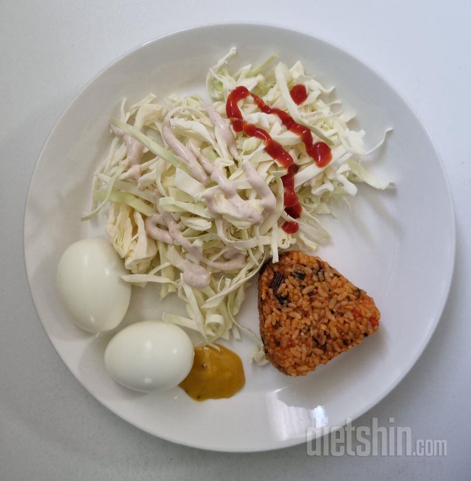 현미 주먹밥으로 점심 식단 관리 중입