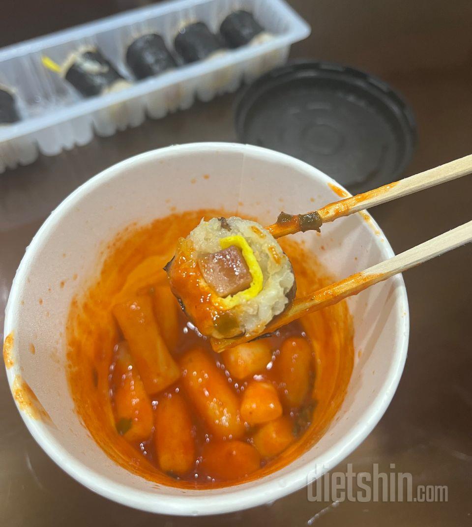 맛있어요~~!!
떡볶이도 같이 시켜서
