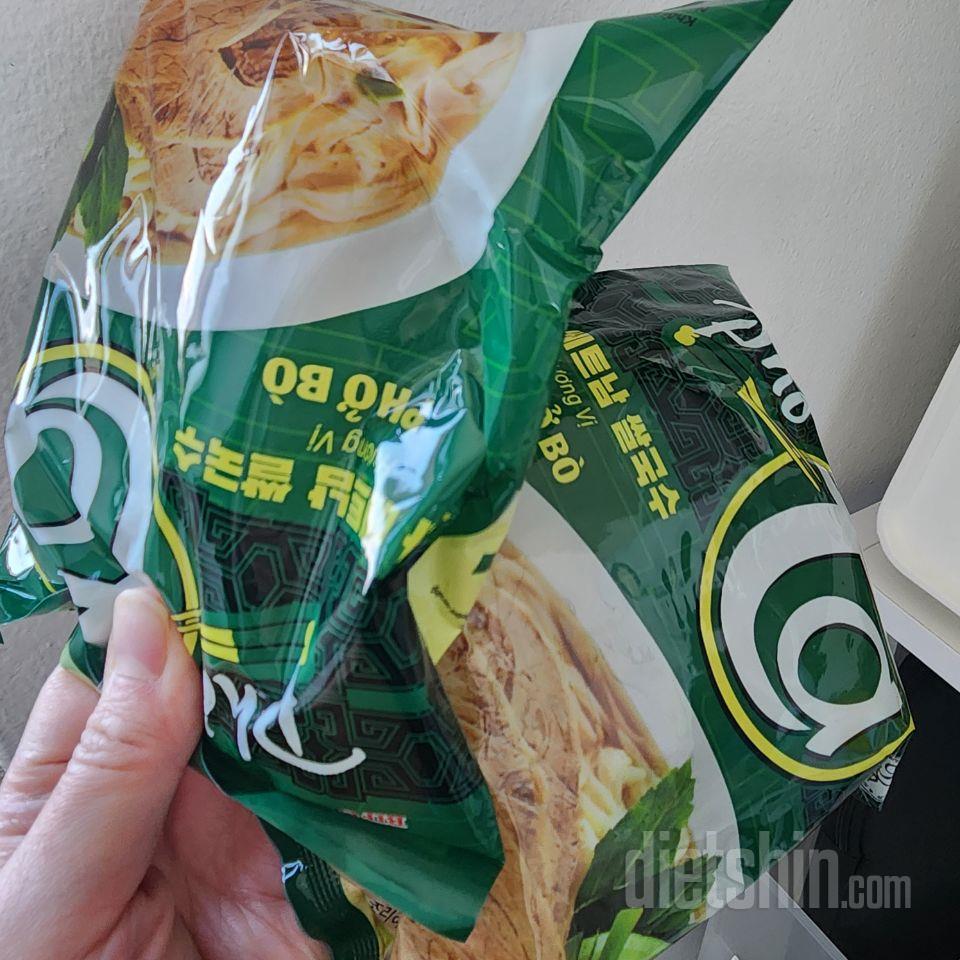 쌀국수 뜨거운물에 4분정도 두면 면이