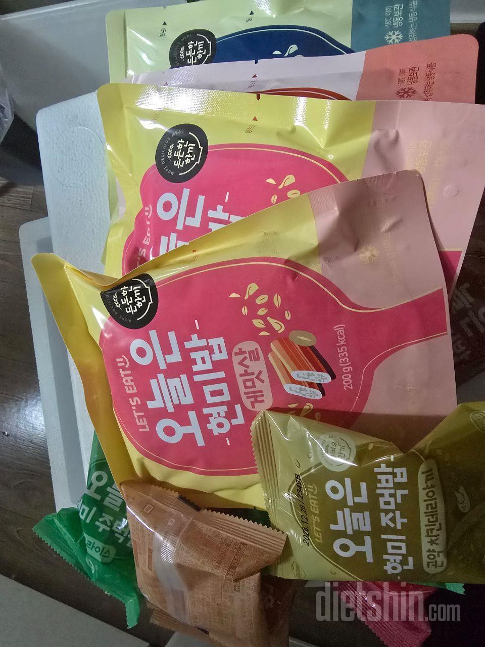 주먹밥도 좋아하구해서

시켜봣어요