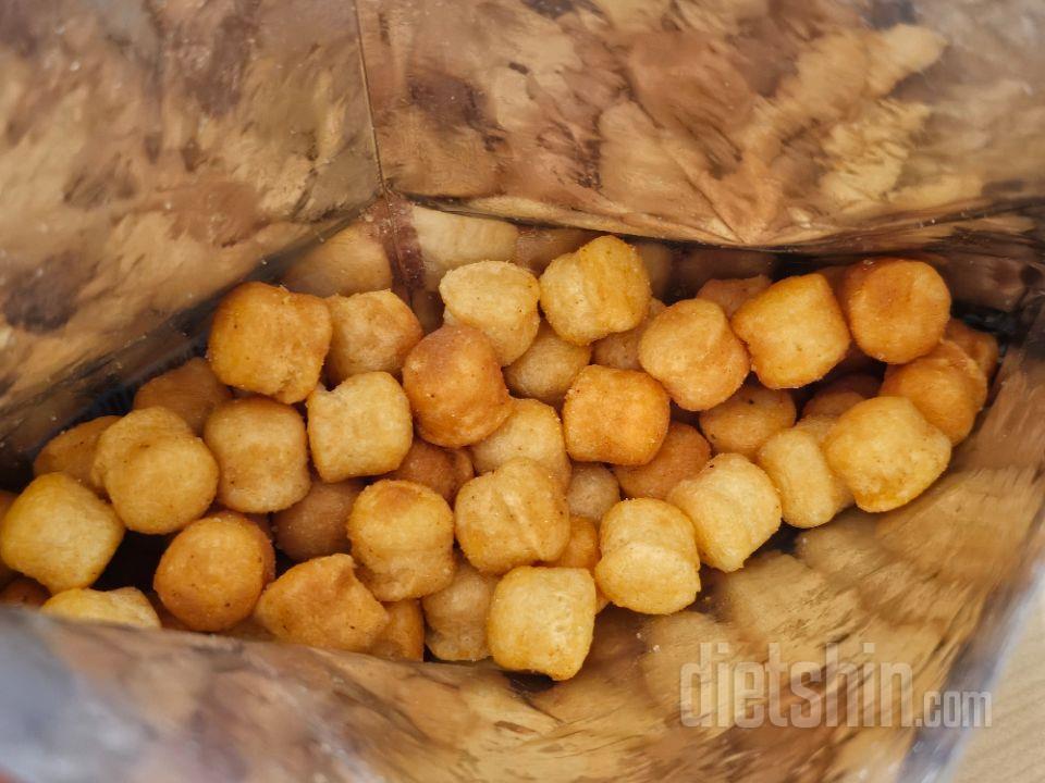 짭짤한 과자에요. 달진 않지만 짭짤한