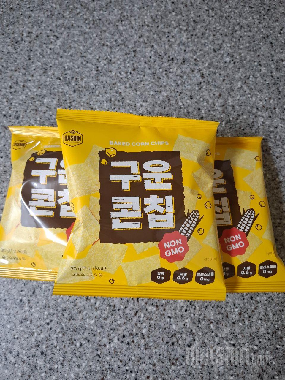 콘칩을 받자마자 한봉지 뜯어 다 먹었